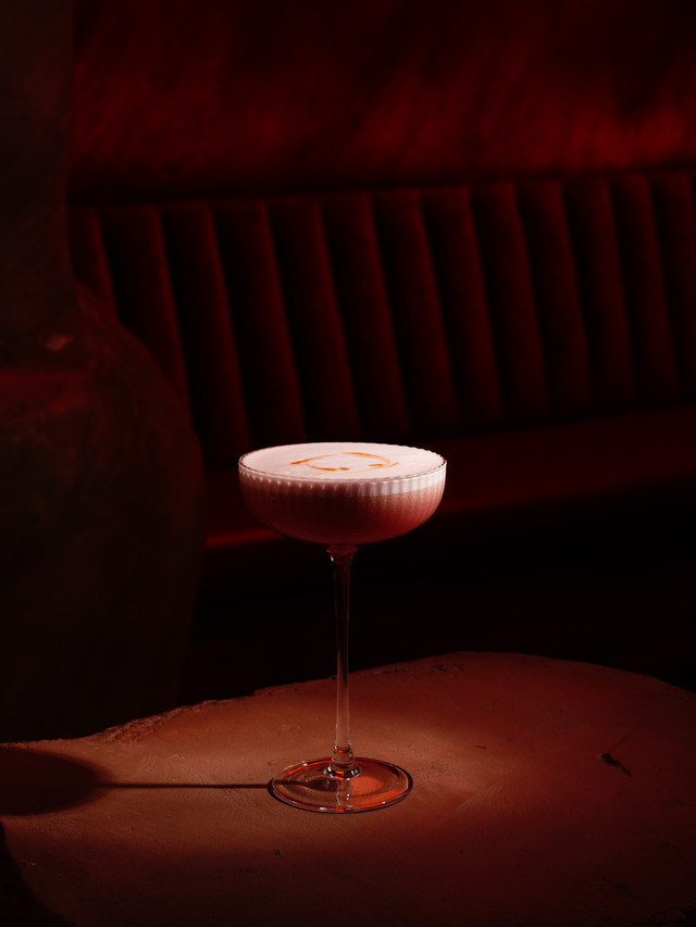 A coupe on the long stem, lit from the side